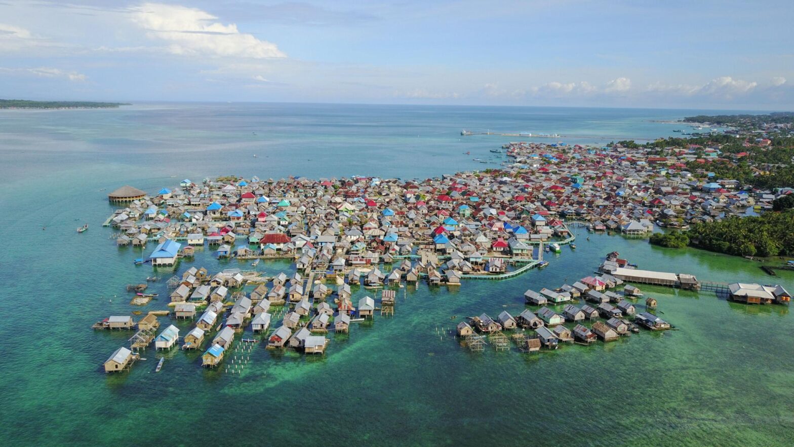 Permukiman Suku Bajo di atas laut Indonesia.