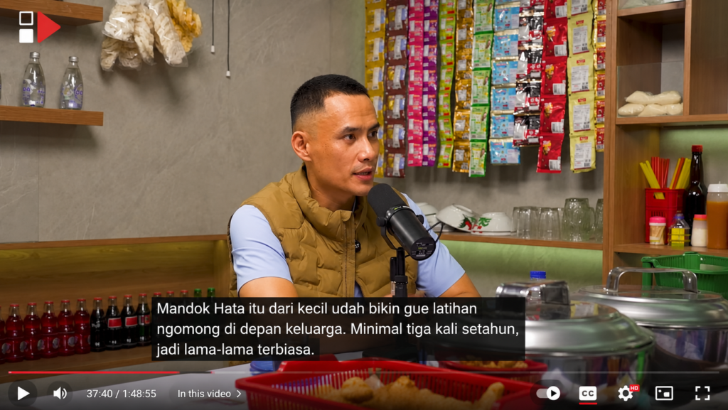 Mandok Hata itu dari kecil udah bikin gue latihan ngomong di depan keluarga. Minimal tiga kali setahun, jadi lama-lama terbiasa.