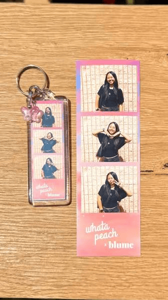 salah satu cara meyimpan photostrip dengan memasukkan ke dalam keychain frame