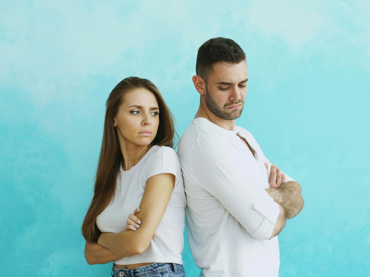 Couple sedang marahan karena konflik dalam hubungan people pleaser