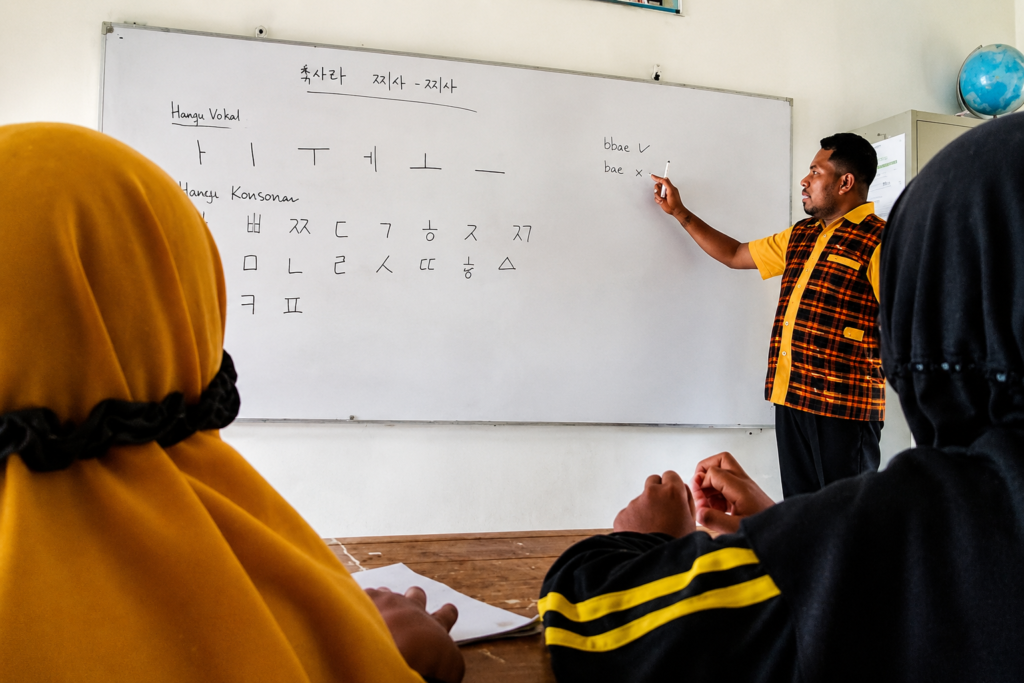 Guru mengajarkan aksara Hangeul kepada siswa di ruang kelas di Baubau, Sulawesi Tenggara.