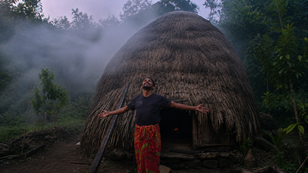 Rumah adat Ume Kbubu milik masyarakat Suku Dawan di Pulau Timor dengan asap dari tungku yang masih menyala sebagai simbol ketahanan pangan tradisional.