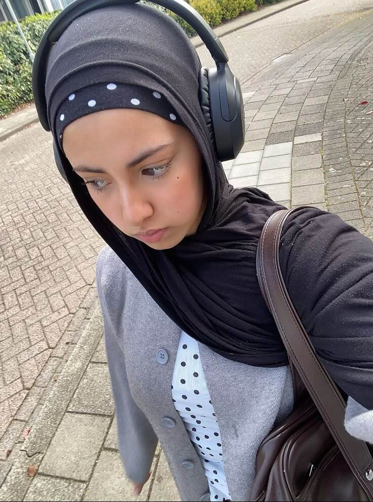 salah satu rekomendasi aksesoris kerudung, bandana polkadot