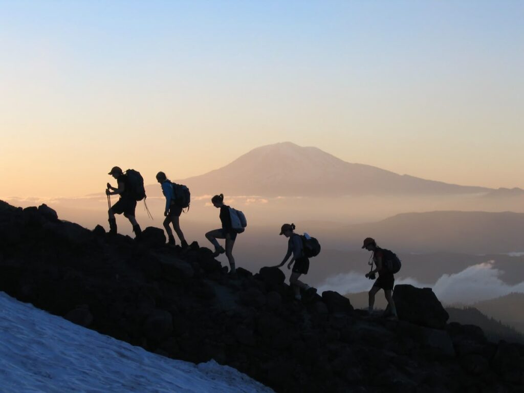 5 Rekomendasi Barang yang Wajib Dibawa saat Hiking untuk Pemula