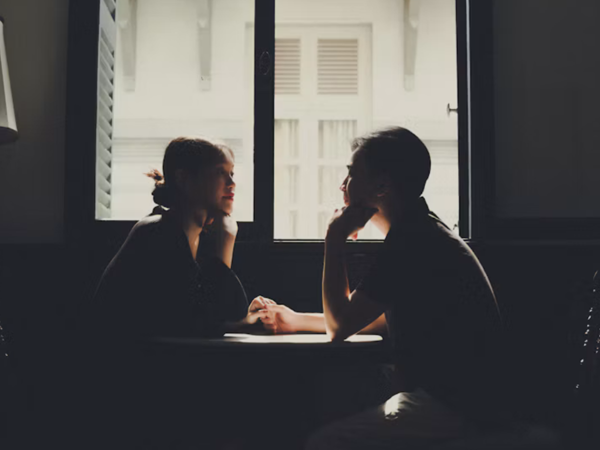 ilustrasi dua orang menjalani fake dating yang mulai terbuka lewat self disclosure