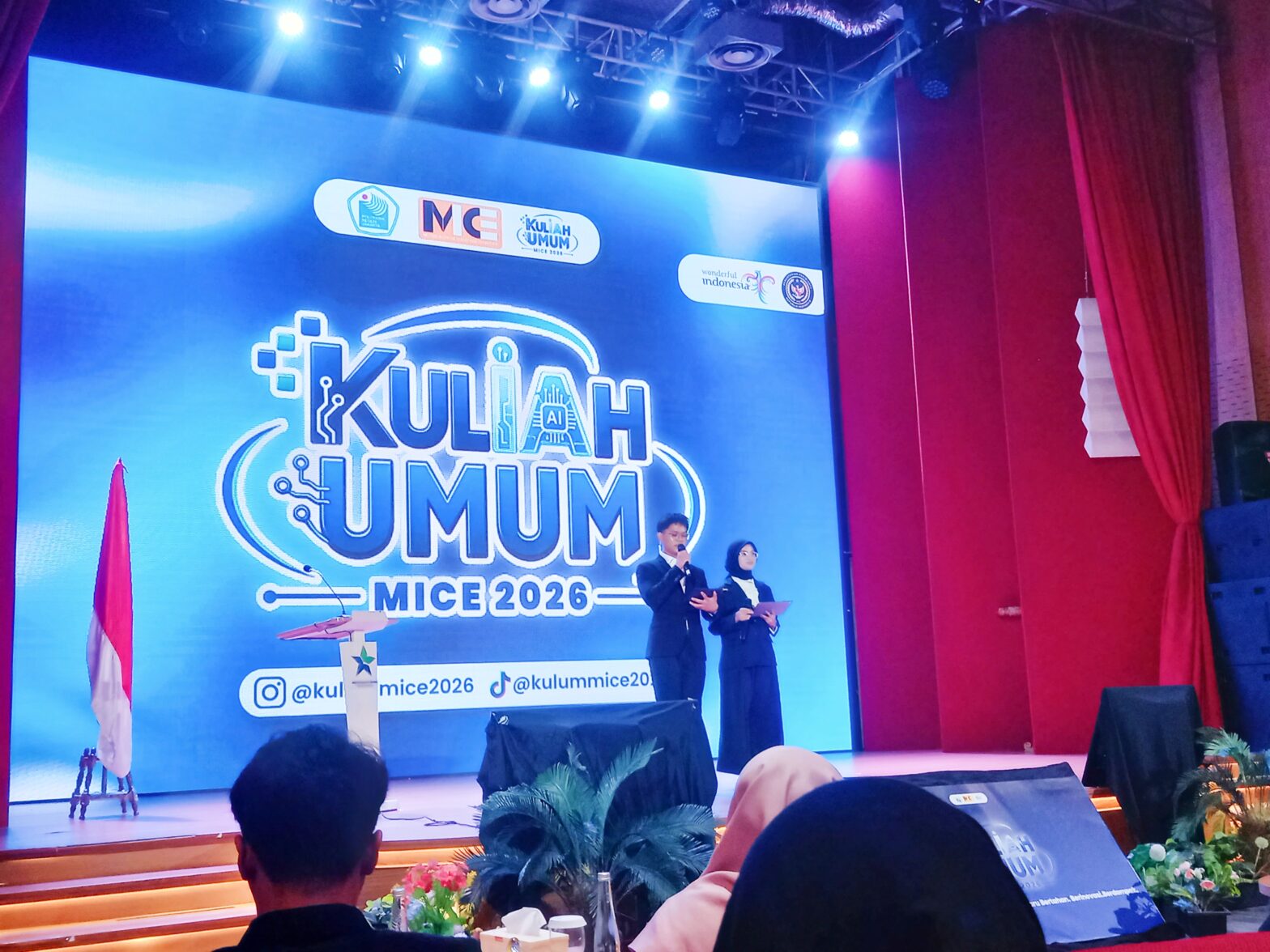 “Panggung Kuliah Umum MICE 2026 dengan layar bertema MICE dan AI di Auditorium Perpustakaan Nasional RI.”