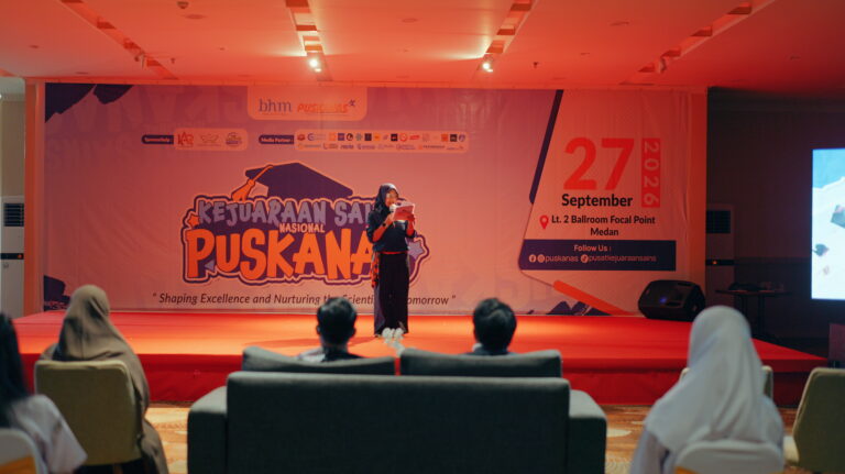 Peserta Kompetisi Sains Nasional PUSKANAS (KSNP) 2026 mengikuti kompetisi secara offline di Focal Point Medan.