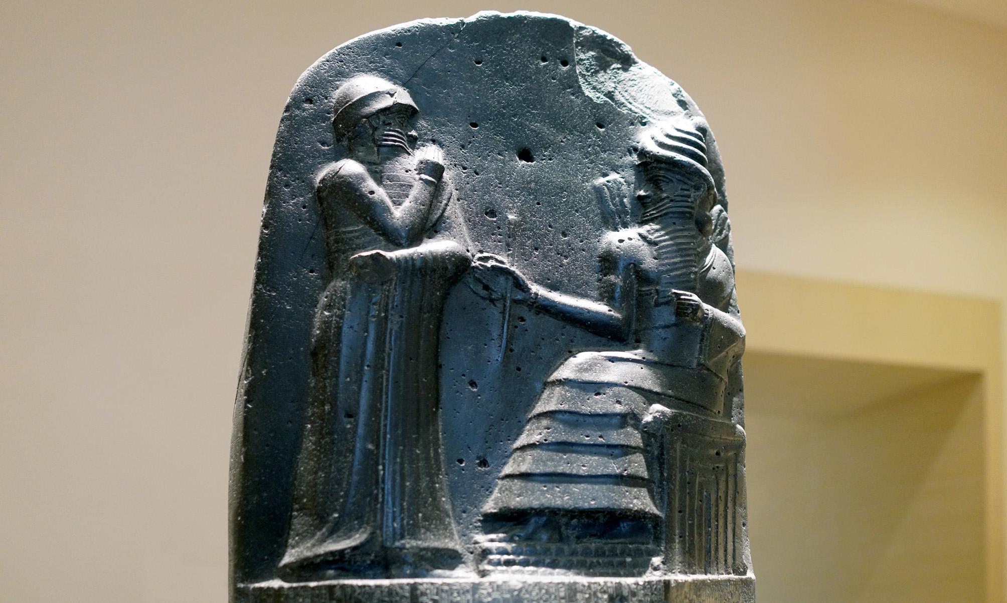 Relief pada prasasti Hammurabi Code yang menggambarkan Raja Hammurabi berdiri di hadapan Shamash, dewa keadilan dalam kepercayaan Babilonia kuno.