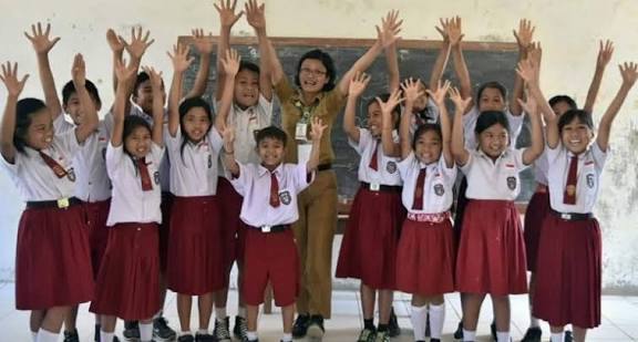 foto bersama siswa-siswa SD