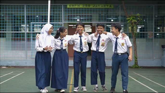 pelajar SMP berswafoto di depan lapangan.
