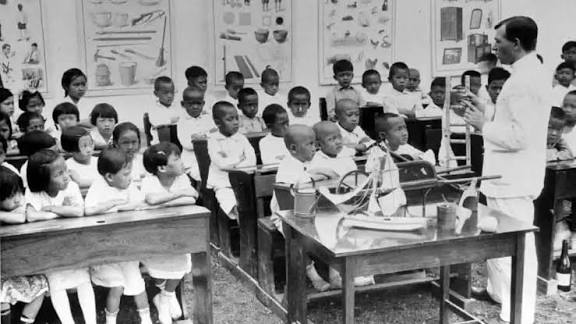sekolah pada masa kolonial.