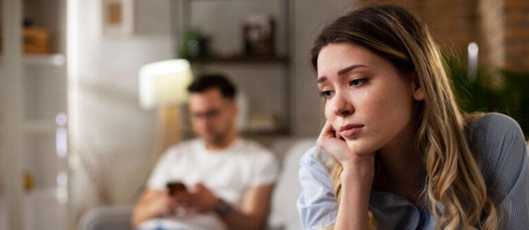 Bertahan Karena Sayang, Atau Karena Sudah Terlalu Terikat? Kenali Sunk Cost Fallacy dalam Relasimu.