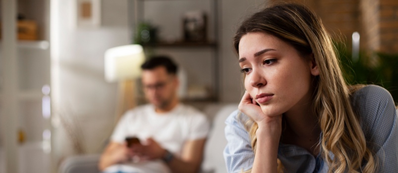 Bertahan Karena Sayang, Atau Karena Sudah Terlalu Terikat? Kenali Sunk Cost Fallacy dalam Relasimu.