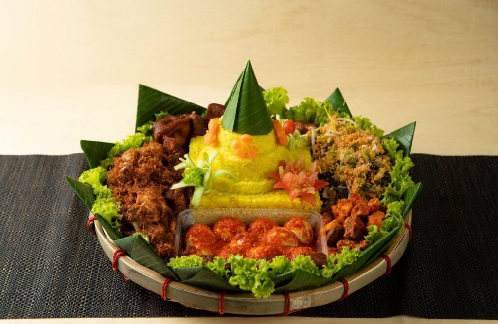 Bukan Cuma Soal Kenyang, Ini Dia Makna di Balik Cucurak dan Tumpeng